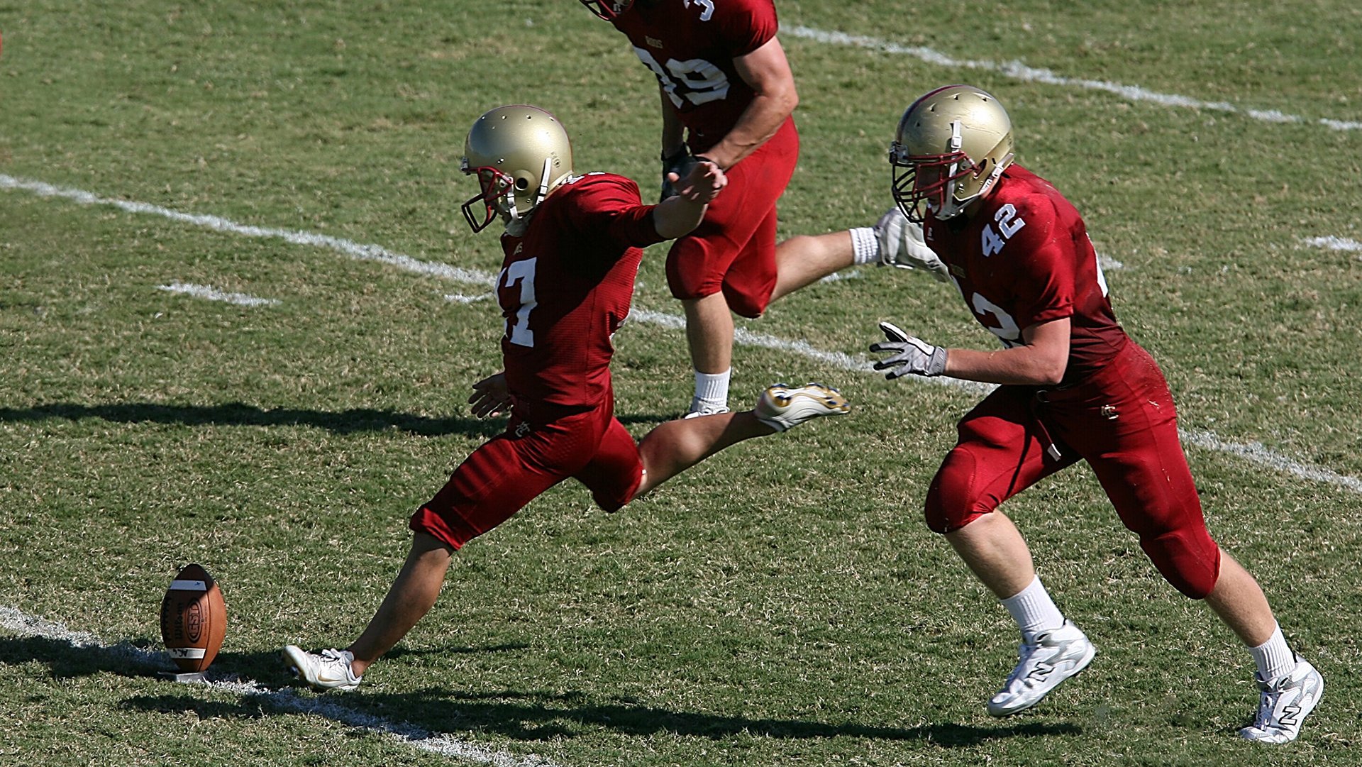 七夕情侣双人瑜伽赛 比拼默契与平衡感