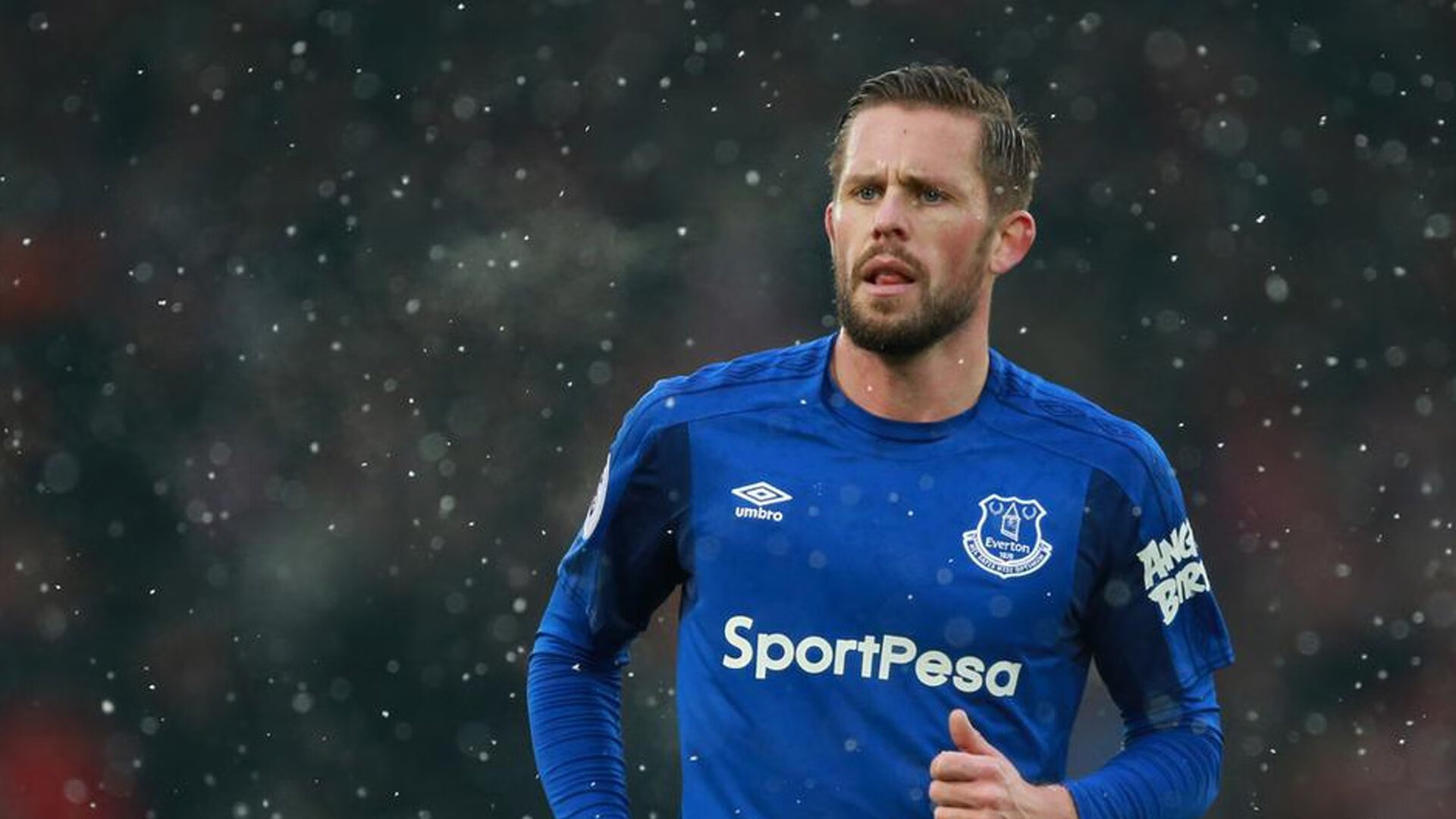 世界杯：街头艺人用手鼓与萨克斯演奏国歌版 引发路人合唱